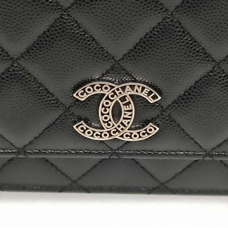 CHANEL 黑色荔枝牛皮晶片開24PCFWOC鏤空字母扣肩背包-4