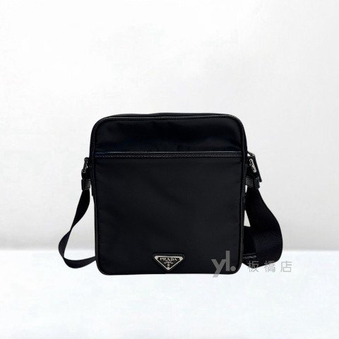 Y2037-PRADA 黑尼龍拉鍊斜背方包-1