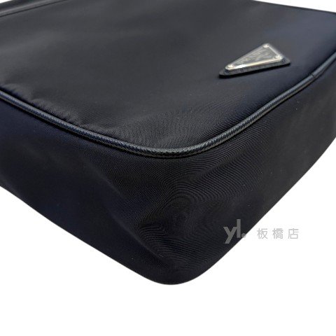 Y2037-PRADA 黑尼龍拉鍊斜背方包-3