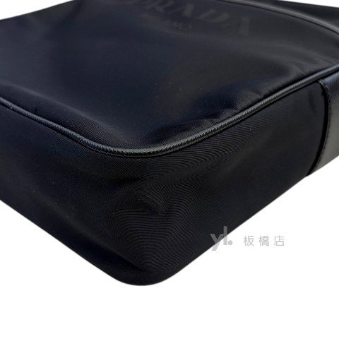 Y2037-PRADA 黑尼龍拉鍊斜背方包-6