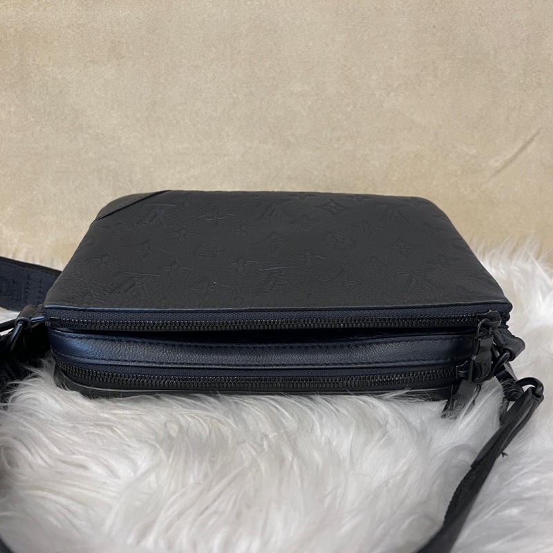 LV黑牛皮壓紋黑釦Trio三合一斜背郵差包-4
