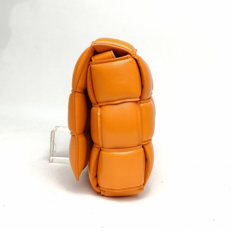 BOTTEGA VENETA CassettePadded加襯中號橘色羊皮肩背包-1