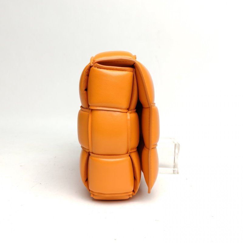 BOTTEGA VENETA CassettePadded加襯中號橘色羊皮肩背包-3