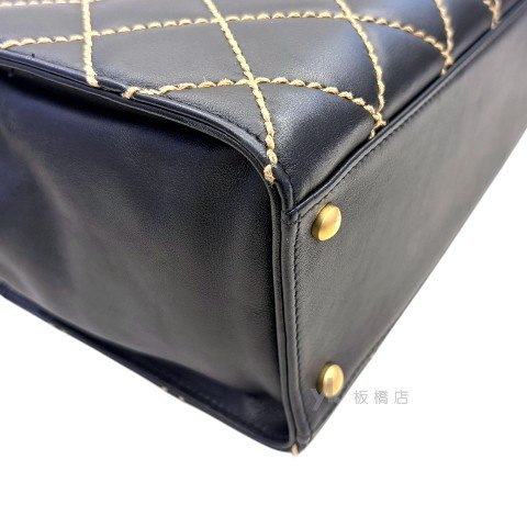 Y2040-CHANEL黑牛皮粗縫線金釦手提包A25647-9