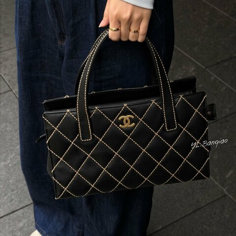 Y2040-CHANEL黑牛皮粗縫線金釦手提包A25647