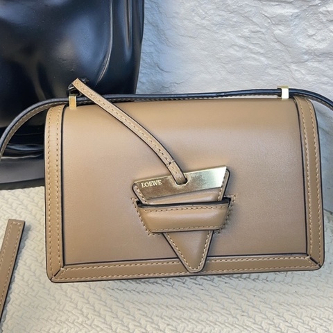 Loewe羅意威巴塞羅那Barcelona焦糖色三角包小號