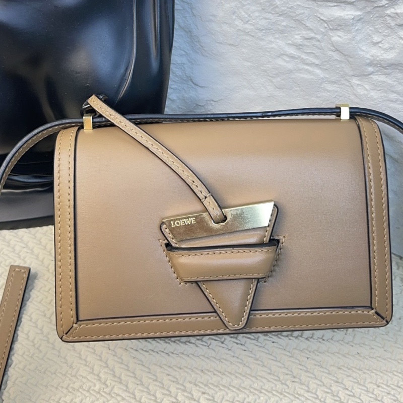 Loewe羅意威巴塞羅那Barcelona焦糖色三角包小號-0