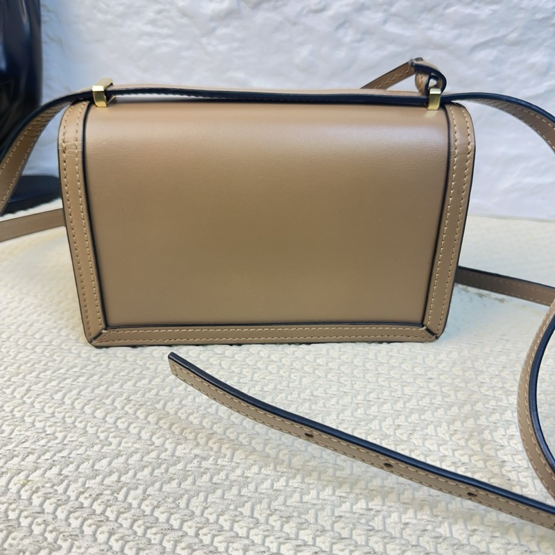 Loewe羅意威巴塞羅那Barcelona焦糖色三角包小號-1