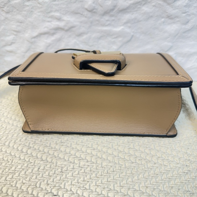 Loewe羅意威巴塞羅那Barcelona焦糖色三角包小號-3