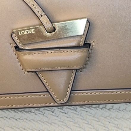 Loewe羅意威巴塞羅那Barcelona焦糖色三角包小號-6