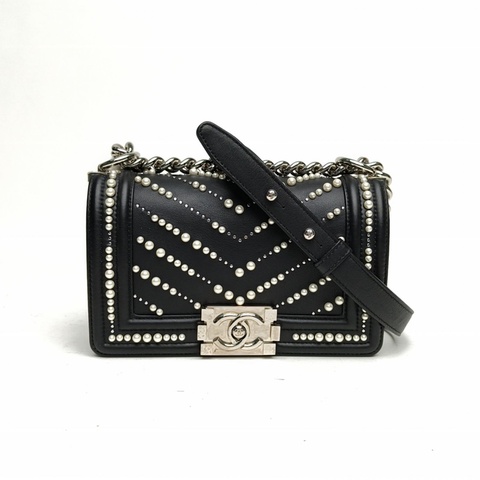 CHANEL Leboy小號黑色牛皮28開銀扣珍珠鉚釘V紋