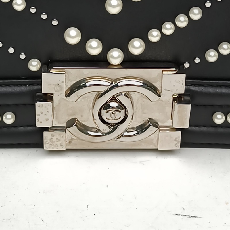 CHANEL Leboy小號黑色牛皮28開銀扣珍珠鉚釘V紋-4