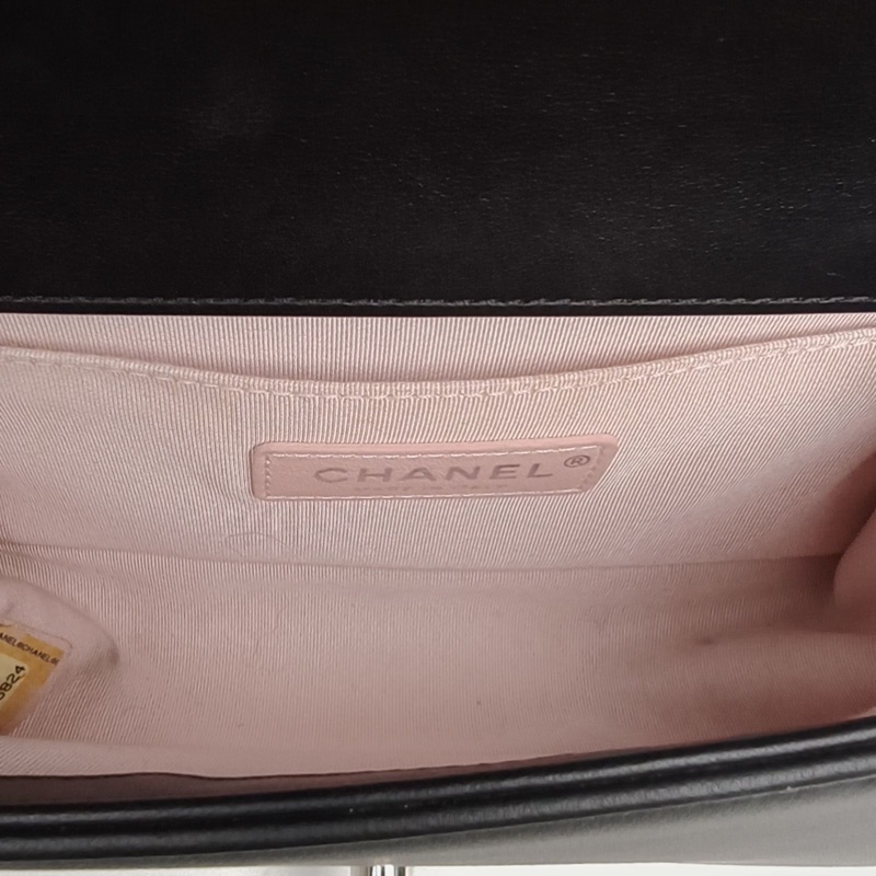 CHANEL Leboy小號黑色牛皮28開銀扣珍珠鉚釘V紋-5