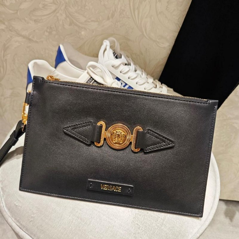💎Han's house精品服飾💎 VERSACE 凡賽斯 女神頭 頂級黑牌 手拿包  原價 30500-1