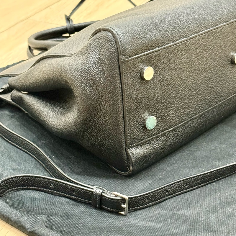 YSL 中型 Cabas Rive Gauche 黑色顆粒紋牛皮手提肩背包-4