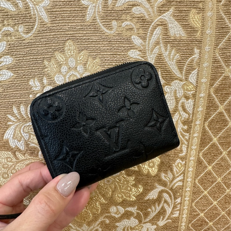 LV 黑牛皮壓紋金釦ㄇ拉零錢包M60574-0
