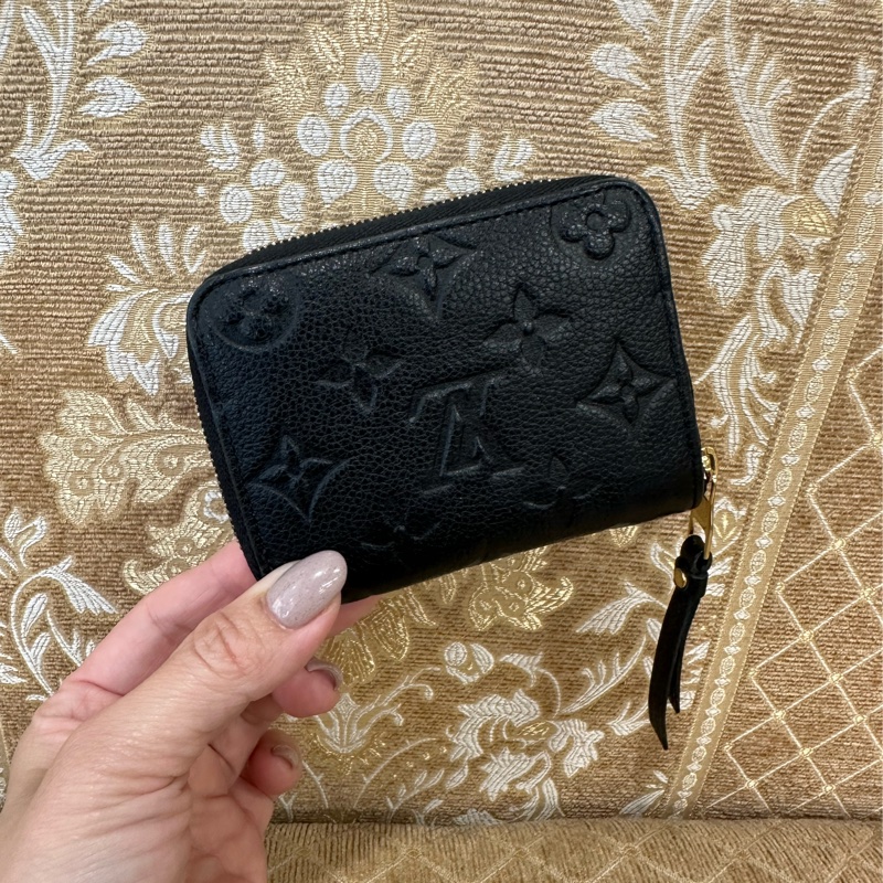 LV 黑牛皮壓紋金釦ㄇ拉零錢包M60574-1