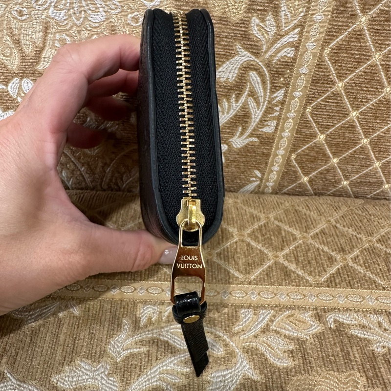 LV 黑牛皮壓紋金釦ㄇ拉零錢包M60574-2