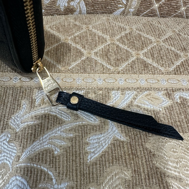 LV 黑牛皮壓紋金釦ㄇ拉零錢包M60574-3