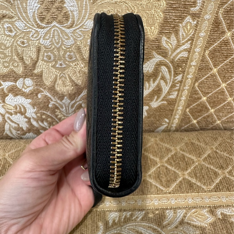 LV 黑牛皮壓紋金釦ㄇ拉零錢包M60574-4