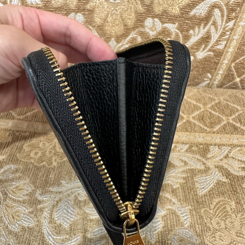 LV 黑牛皮壓紋金釦ㄇ拉零錢包M60574-5