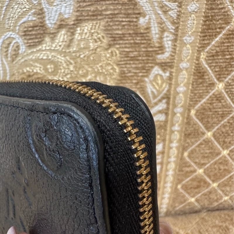 LV 黑牛皮壓紋金釦ㄇ拉零錢包M60574-8
