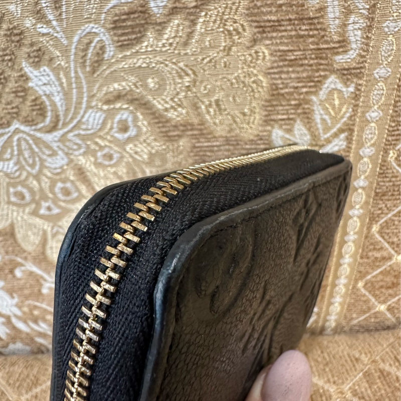 LV 黑牛皮壓紋金釦ㄇ拉零錢包M60574-9