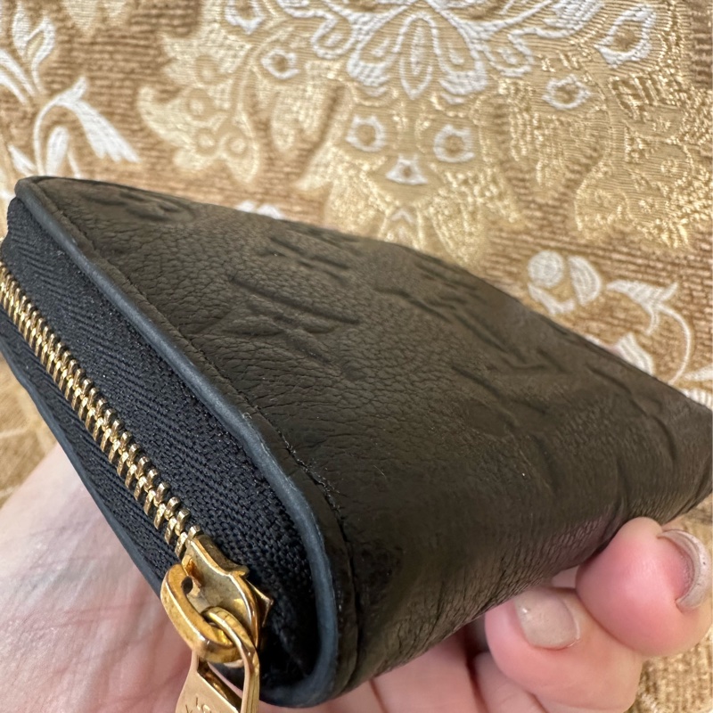 LV 黑牛皮壓紋金釦ㄇ拉零錢包M60574-11