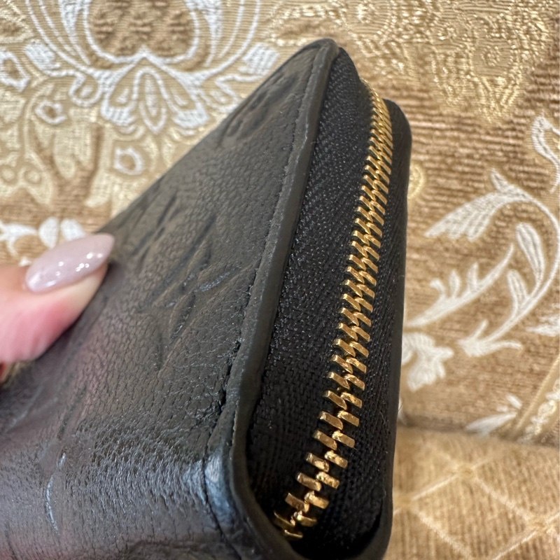 LV 黑牛皮壓紋金釦ㄇ拉零錢包M60574-12