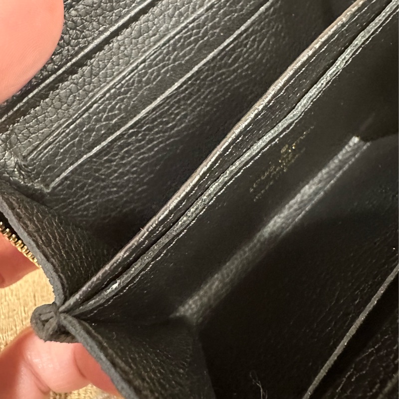 LV 黑牛皮壓紋金釦ㄇ拉零錢包M60574-13