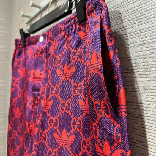 💎Han's house精品服飾💎GUCCI 古馳 聯名 愛迪達 adidas 滿版 GG 100%真絲 短褲 現貨 50 原價40600-2