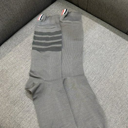 💎Han's house精品服飾💎 Thom Browne TB 4槓 中筒襪子 英國製 現貨 原價6000-0