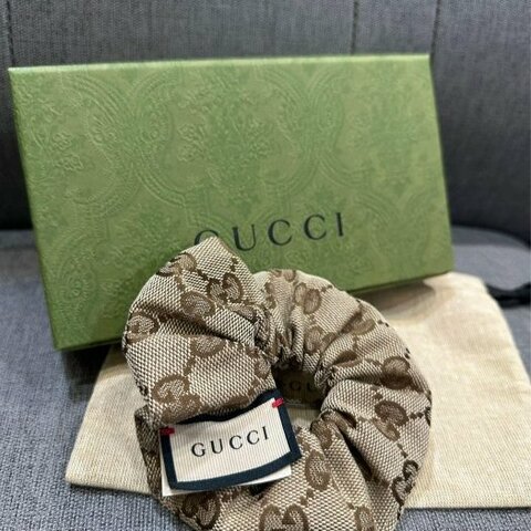 💎Han's house精品服飾💎GUCCI 滿版 GG 金屬 LOGO 彈性 髮帶 現貨 原價8500