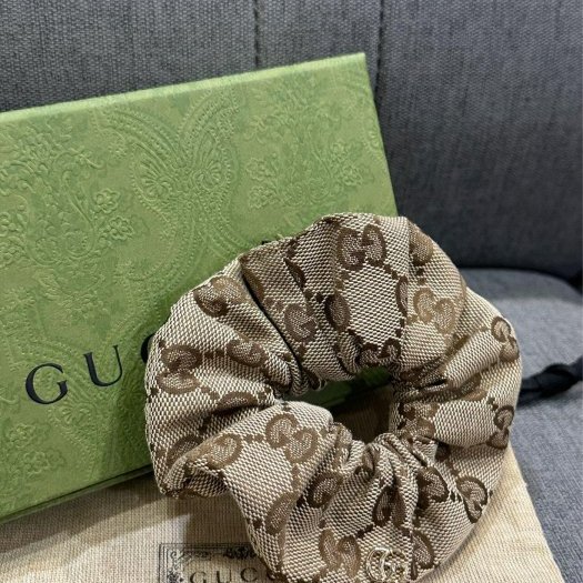 💎Han's house精品服飾💎GUCCI 滿版 GG 金屬 LOGO 彈性 髮帶 現貨 原價8500-1