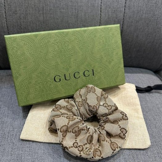 💎Han's house精品服飾💎GUCCI 滿版 GG 金屬 LOGO 彈性 髮帶 現貨 原價8500-2