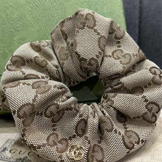 💎Han's house精品服飾💎GUCCI 滿版 GG 金屬 LOGO 彈性 髮帶 現貨 原價8500-5