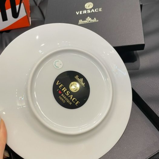 💎Han's house精品服飾💎VERSACE 凡賽斯 LOGO 女王頭 陶瓷牆壁裝飾盤 德國製造 18CM 現貨 原價4900-3