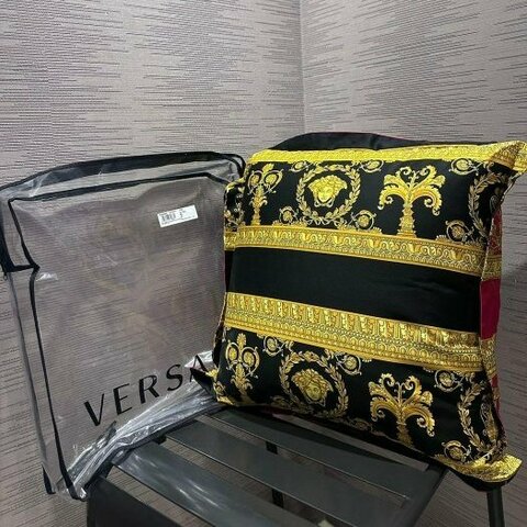 💎Han's house精品服飾💎VERSACE 凡賽斯 LOGO 女王頭 雙面色 枕頭 抱枕 德國製造