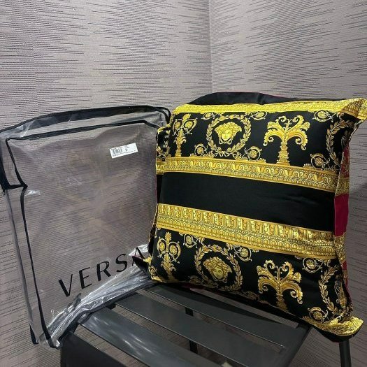 💎Han's house精品服飾💎VERSACE 凡賽斯 LOGO 女王頭 雙面色 枕頭 抱枕 德國製造-0