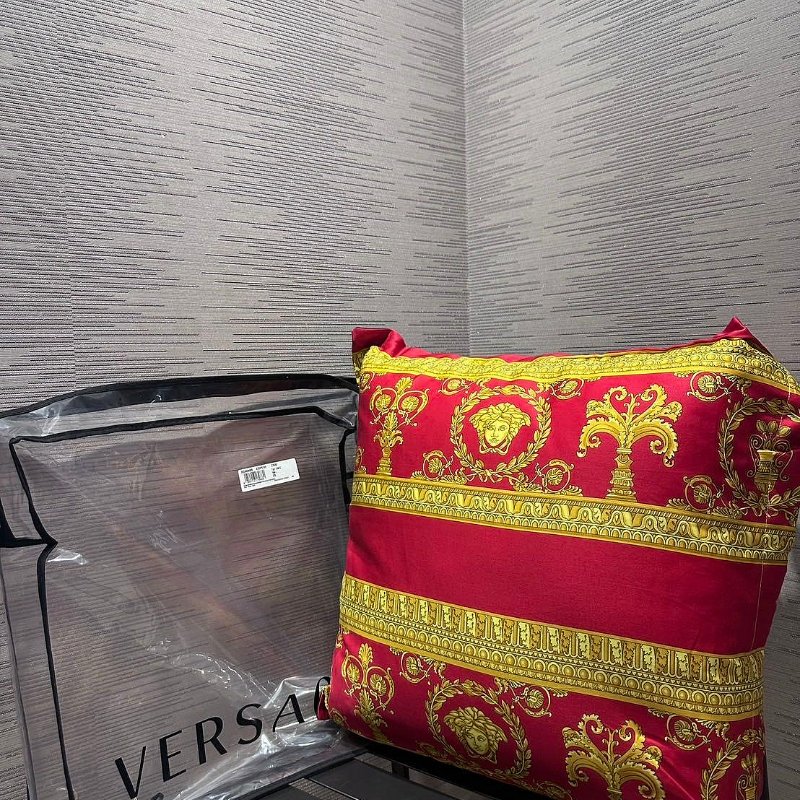 💎Han's house精品服飾💎VERSACE 凡賽斯 LOGO 女王頭 雙面色 枕頭 抱枕 德國製造-1