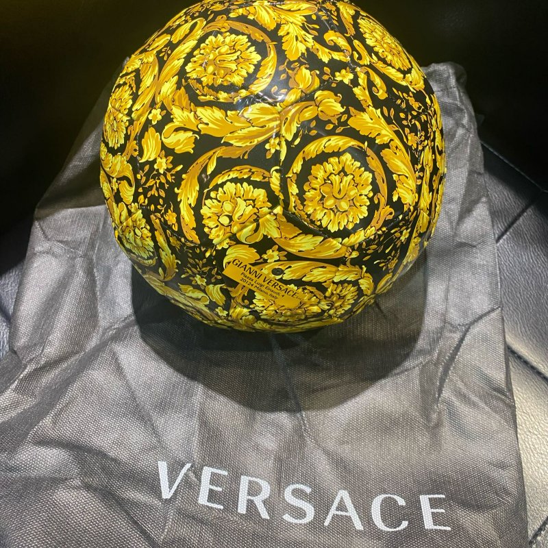💎Han's house精品服飾💎VERSACE 凡賽斯 女神頭 頂級黑牌 巴洛克 足球 20CM 現貨 原價8000-4
