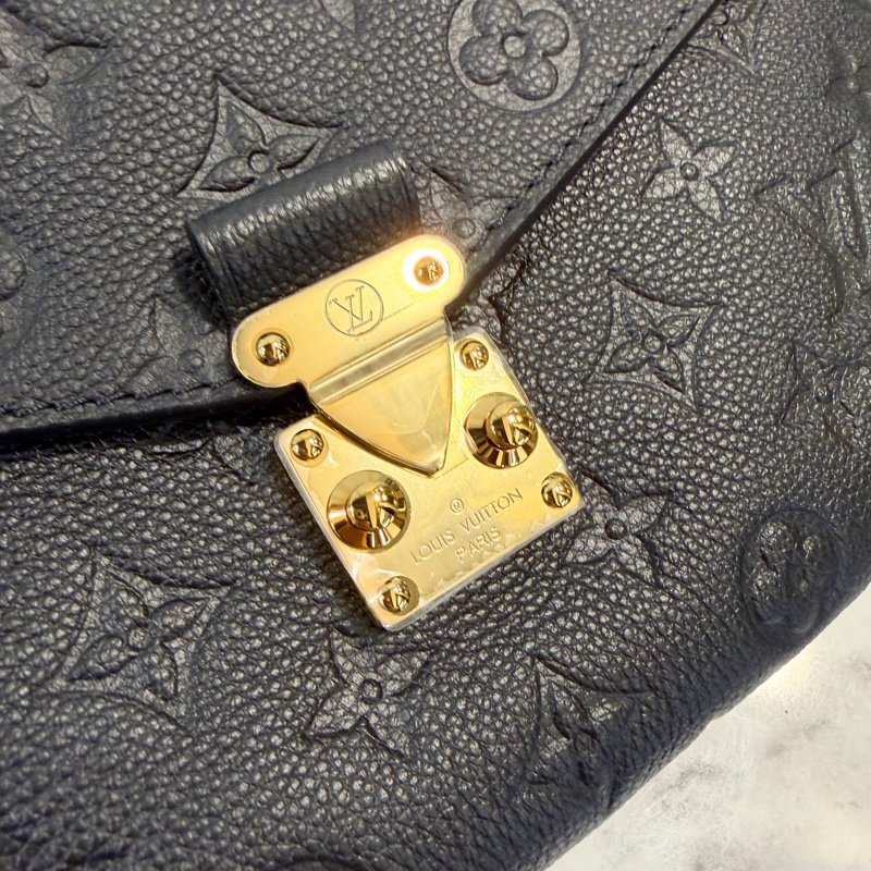 LV 黑牛皮壓紋金釦手提斜背郵差包-8