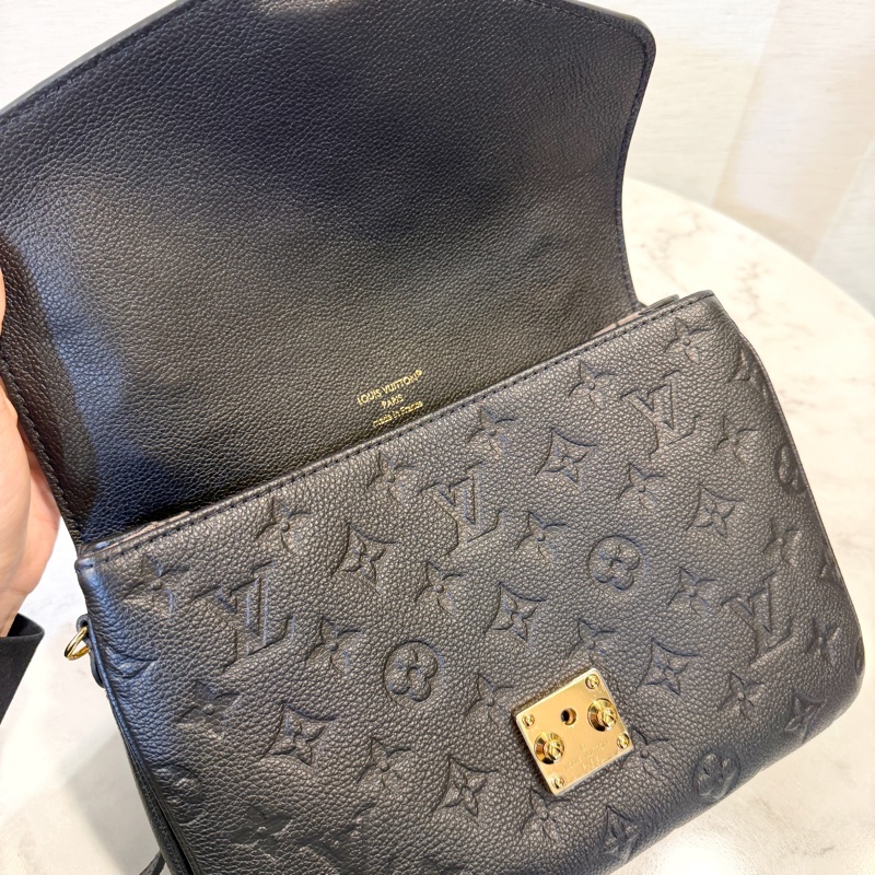 LV 黑牛皮壓紋金釦手提斜背郵差包-9