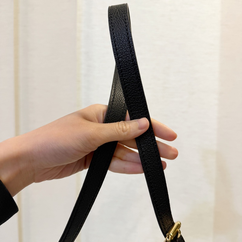 LV 黑牛皮壓紋金釦手提斜背郵差包-14