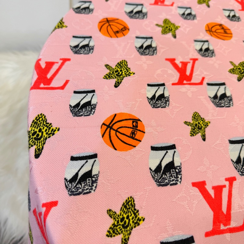 LV 粉底籃球紅Logo羊毛絲質方巾-1