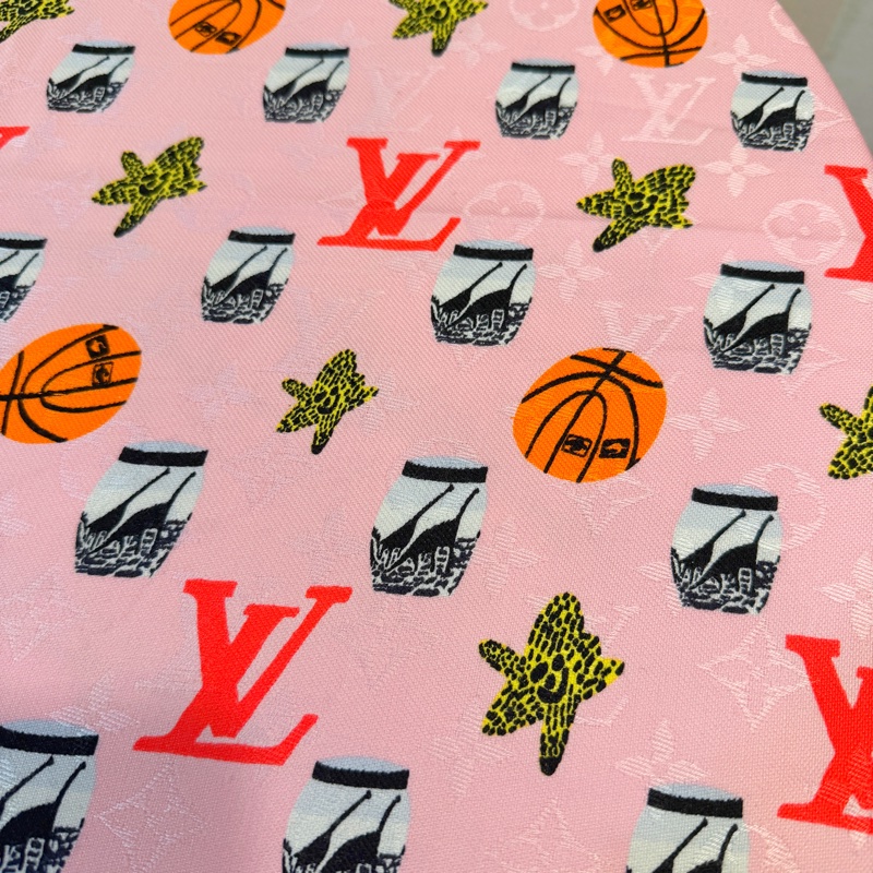 LV 粉底籃球紅Logo羊毛絲質方巾-2