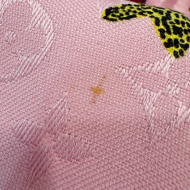 LV 粉底籃球紅Logo羊毛絲質方巾-5