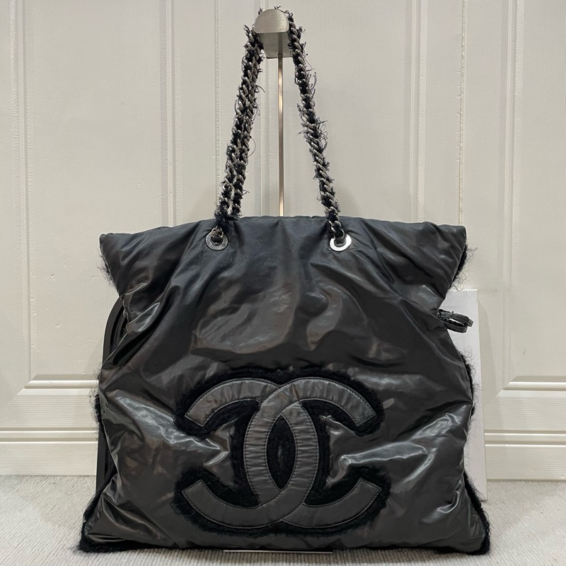 96新❤️Chanel香奈兒 黑銀羽絨tote大logo垃圾袋單肩包托特包 非常時髦-0