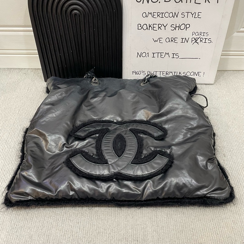 96新❤️Chanel香奈兒 黑銀羽絨tote大logo垃圾袋單肩包托特包 非常時髦-2