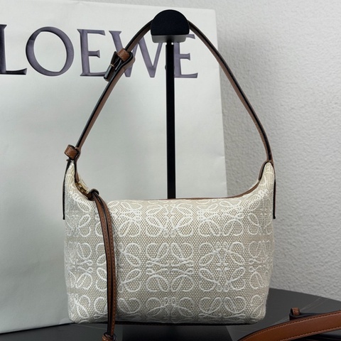 LOEWE 羅意威 Cubi 小號米白老花飯盒包  21年編碼